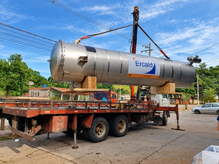 Tanque industrial em transporte